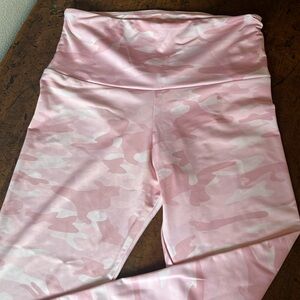 Onzie Pink camo activewear leggings.